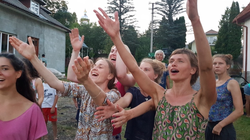 Frauen begrüßen das Leben