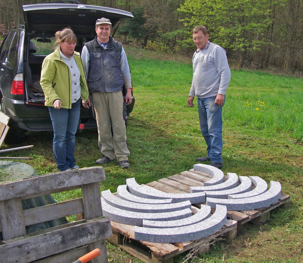 Herr und Frau Reinig liefern die Bögen an