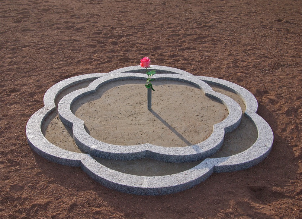 Die Bögen wurden in Beton gesetzt