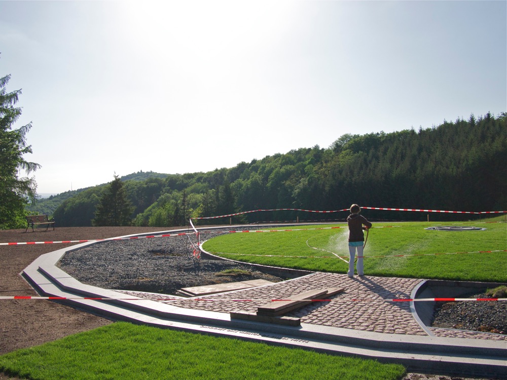 Die Tochter von Freddy wollte den Rasen bewässern