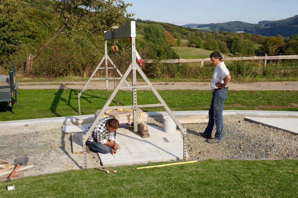 Positionierung eines Erinnerungssteins