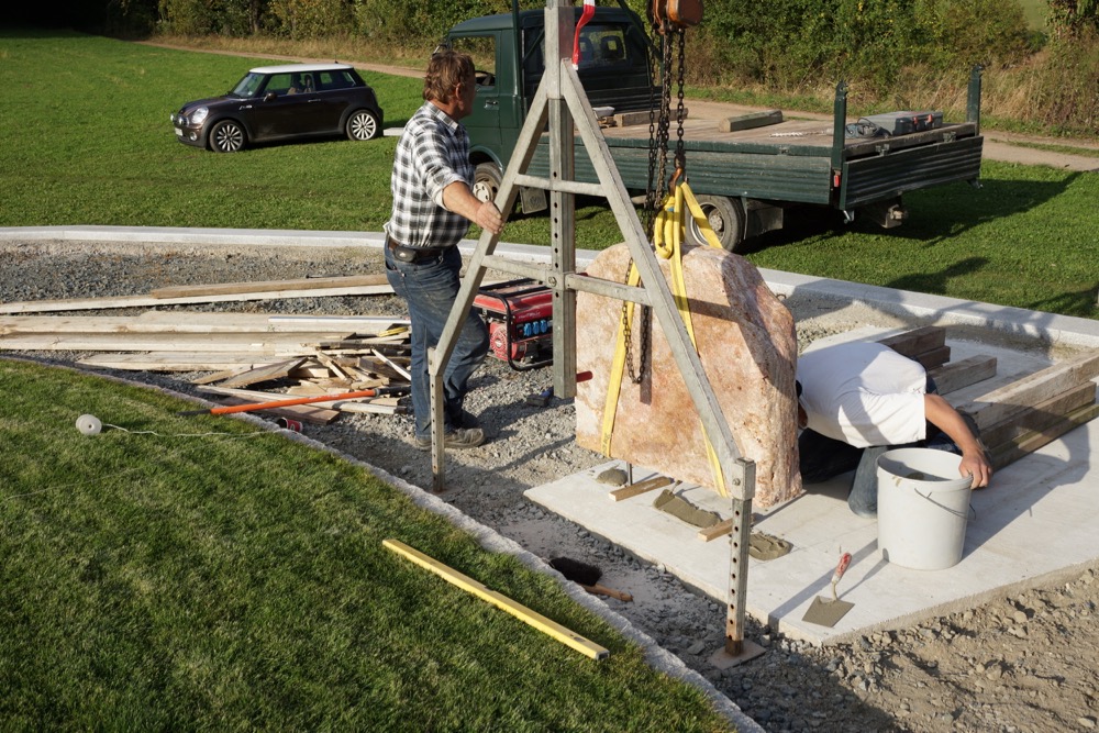 Der Erinnerungsstein steht