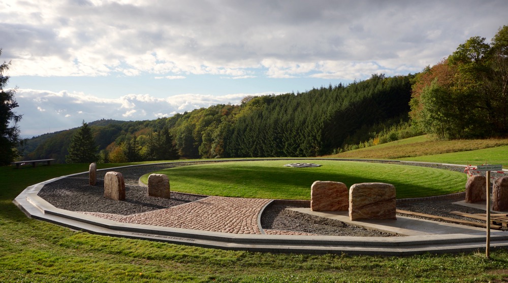 Fundamente werden mit Kies bedeckt - links