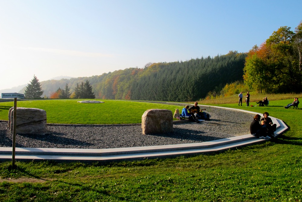 Fundamente werden mit Kies bedeckt - rechts
