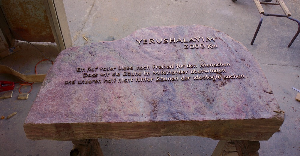 Der Stein aus Odenwald-Quarz für den Jerusalem Grenzstein