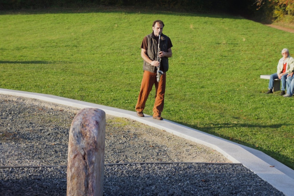 Hine Ma Tov Uma Na'im auf dem Saxophon beim Gang um das Friedensmal