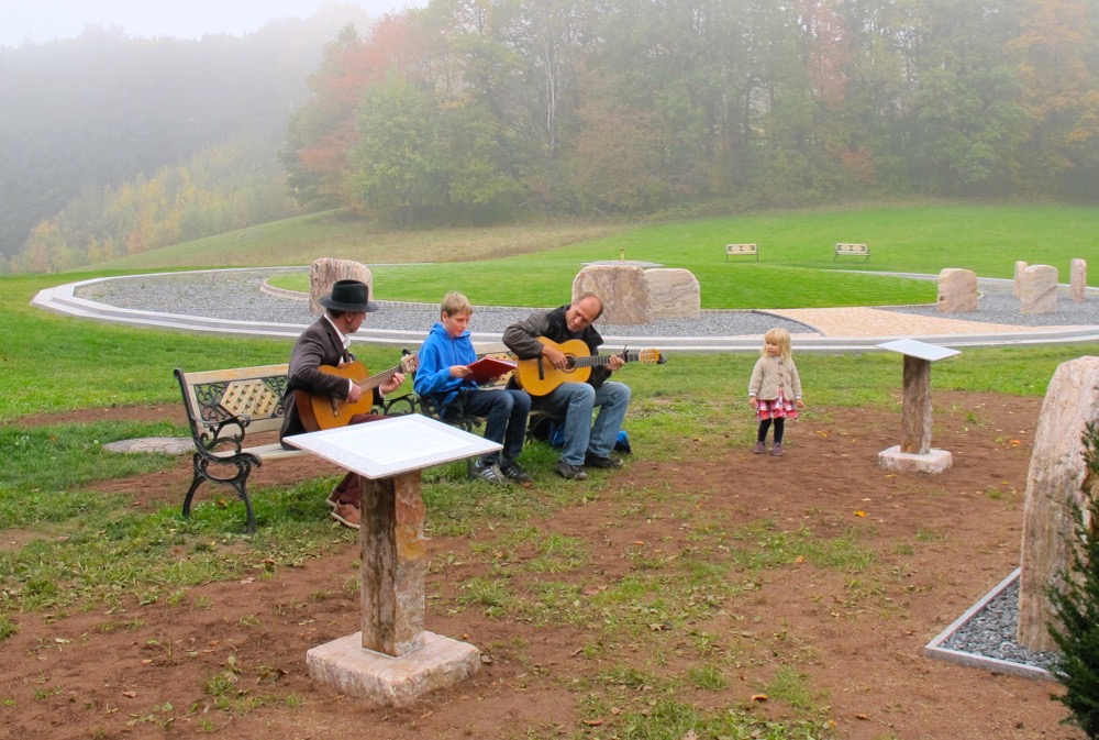 So sieht die Informationstafel auf dem Sockel aus