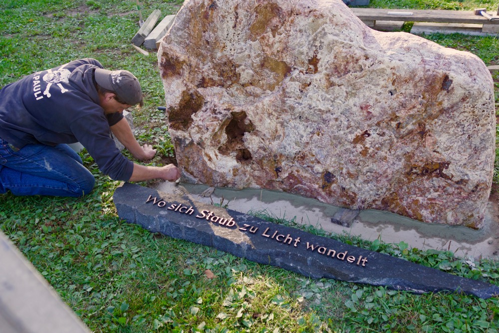 Die Schwelle wird an den Grenzstein betoniert