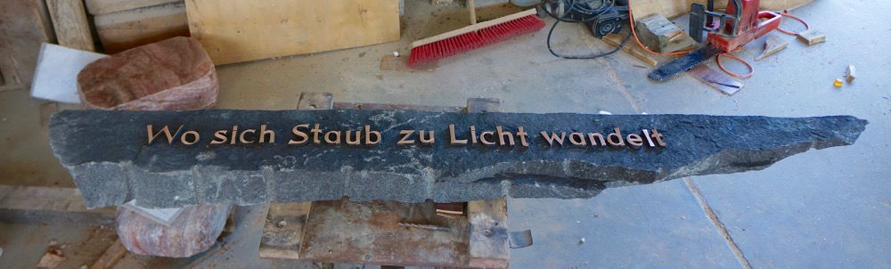 Die Schwelle aus Schiefer für den Grenzstein