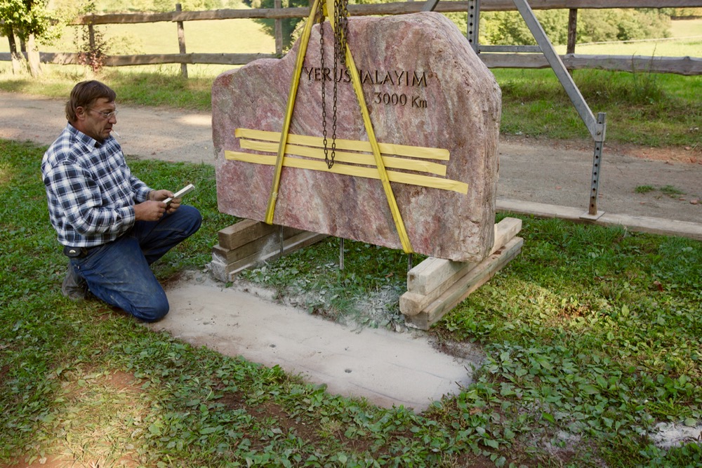Jerusalem Grenzstein wird auf das Fundament gesetzt