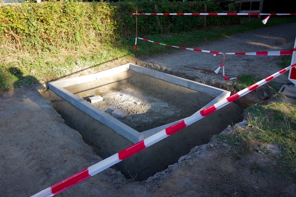Wir bauen einen Abschlag zur Entwässerung des Wegs