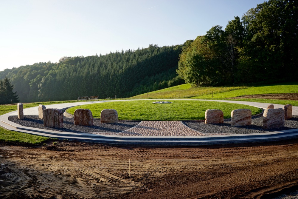 Planierung um das Denkmal