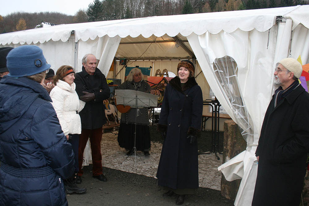 Frau Weiland singt an der Straße des Friedens