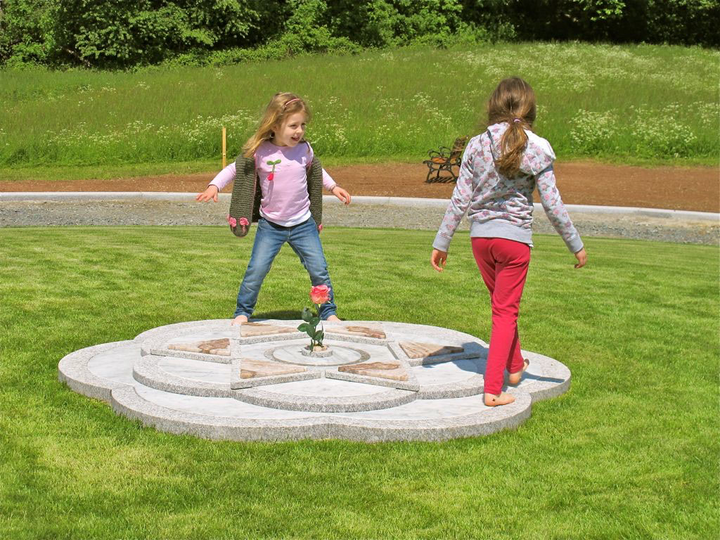 Kinder weihen die Blüte des Schalom ein