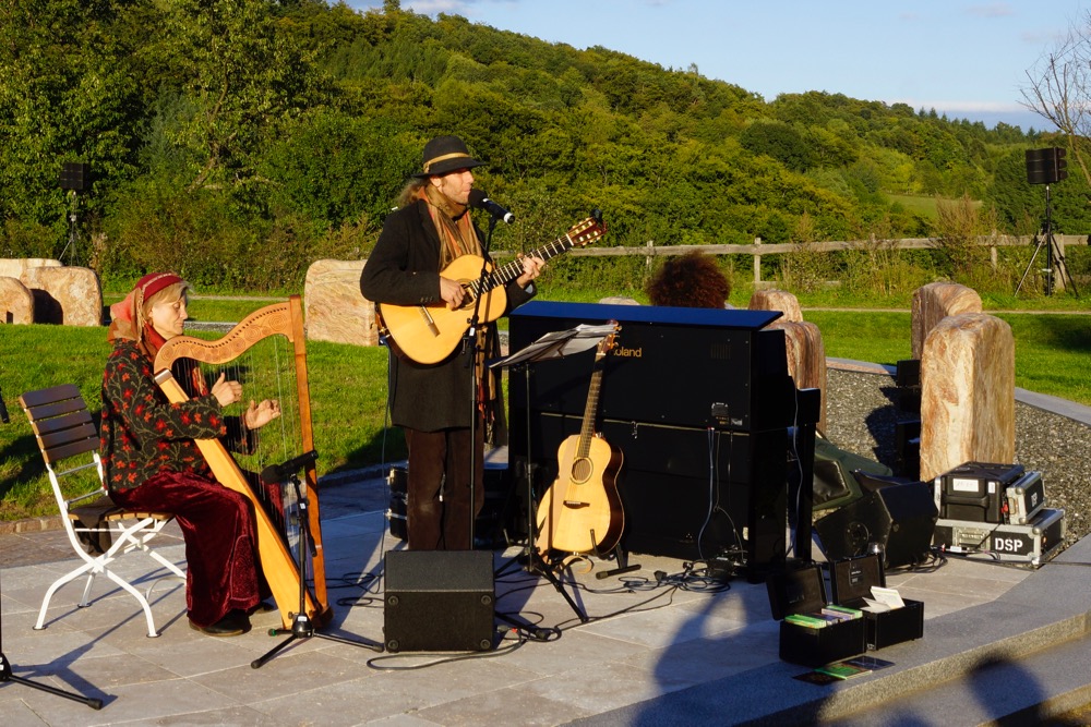 Eloas Lachenmayr singt im Friedensmal Wendepunkt