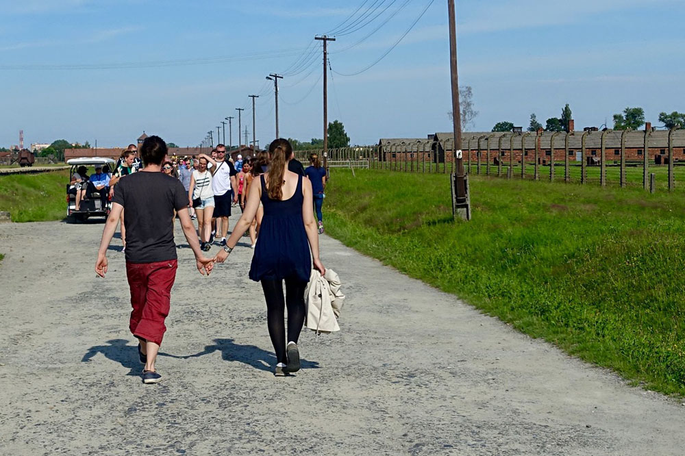 Die Gruppe von Yad Vashem verlässt Auschwitz
