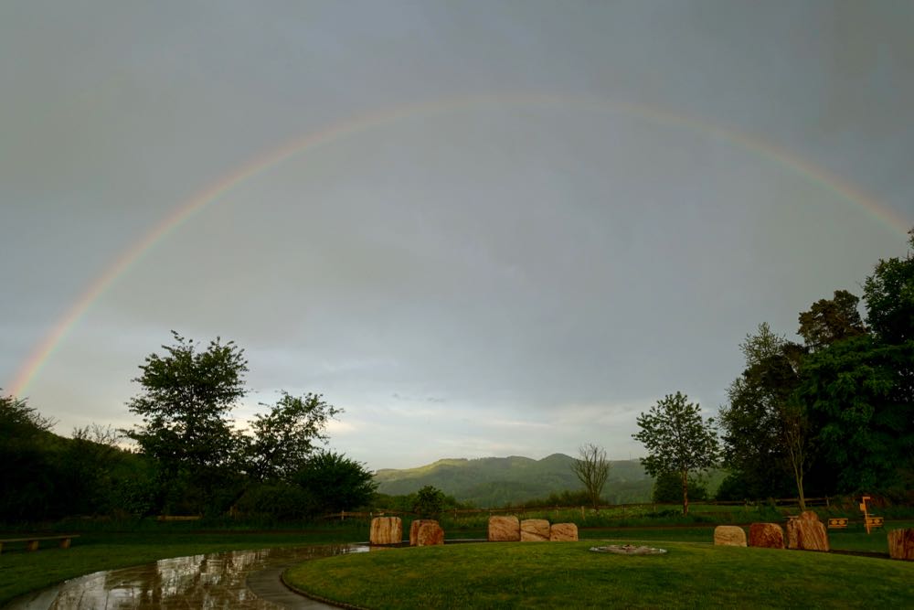 Ein Regenbogen über dem (Jerusalem) Friedensmal
