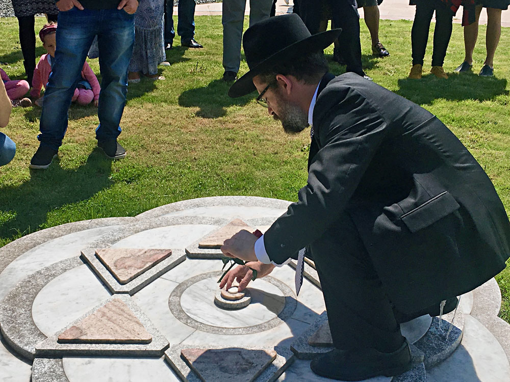 Das setzen des Chai im Friedensmal