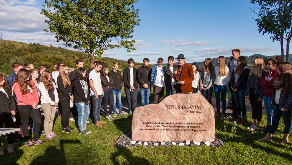 Schulklassen aus Israel und Deutschland am Friedensmal